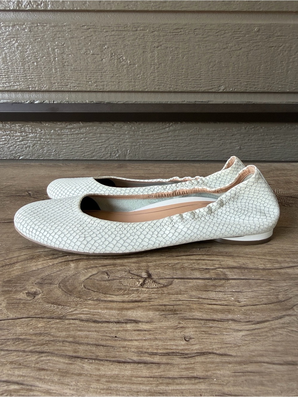 Vionic Women’s White Textured Slip-On Ballet Flats size 9.5 - Picture 2 of 8